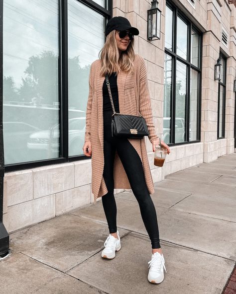 Leggings And Cardigan Outfit, Camel Cardigan Outfit, Fall Outfits For Petite Women, Jackson Instagram, Long Cardigan Outfit, Outfit For Petite Women, Outfits For Petite, Veja Esplar, Fall Outfits Ideas