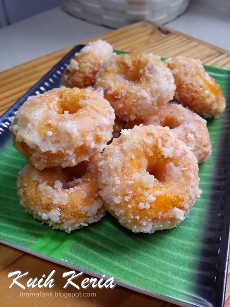 MamaFaMi's Spice n Splendour: Kuih Keria Kuih Keria, Malaysian Food Desserts, Malaysian Dessert, Asian Cake, Malay Food, Bite Size Snacks, Asian Snacks, Tapioca Flour, Malaysian Food