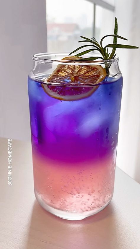 onnie.homecafe on Instagram: Happy Sunday ❤️ Another refreshing and eye pleasing drink, Pink Soda Butterflypea 🦋 Ingredients: Pink soda, ice cubes, butterfly pea tea… Butterfly Pea Tea Aesthetic, Drink Making, Aesthetic Drink, Pink Soda, Butterfly Pea Tea, Butterfly Tea, Rp Ideas, Butterfly Pea, Food Pics