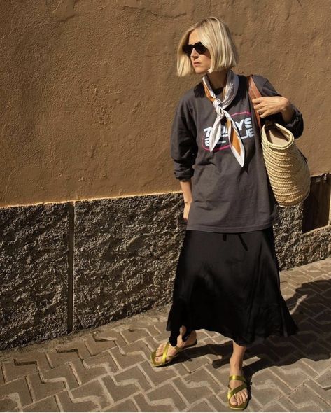 Scarf Street Style, Red Long Skirt, Black Skirt Outfits, Aesthetic Street, Quoi Porter, Inspiration Aesthetic, Outfit Formulas, Outfits 2023, Outfit Trends