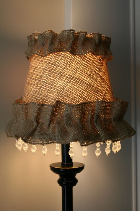 Lámparas hechas de saco de café. Burlap Lampshade, Zebra Rug, Diy Outdoor Lighting, Burlap Projects, Lampshade Designs, Frosé, Diy Burlap, Burlap Crafts, Upcycled Art