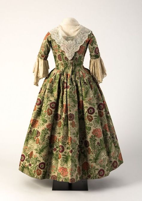 1730s Fashion, 18th Century Dresses, 1700 Fashion, Pink Brocade, Fashion Museum, 18th Century Women, Antique Dresses, 18th Century Dress, Historical Dress