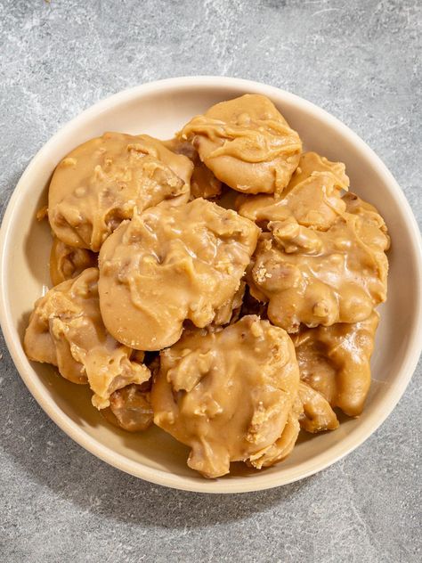 Southern Pecan Pralines - Classic Recipes Praline Pecans, Southern Praline, Praline Recipe, How To Make Fudge, Classic Candy, Pecan Pralines, Crunchy Pecans, Caramel Flavoring, Candy Desserts