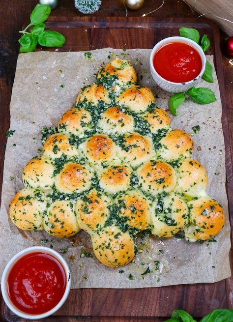 Imagine garlic knots meet mozzarella sticks... this is an easy appetizer festive for Christmas dinner and delicious for the whole family! Cheesy Garlic Knots, Christmas Tree Pull Apart Bread, Christmas Tree Bread, Christmas Snacks Easy, Pull Apart Garlic Bread, Best Christmas Appetizers, Christmas Appetizers Easy, Garlic Knots Recipe, Garlic Knots