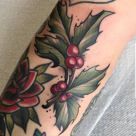 Holly Flower Tattoo, Holly Tattoo, Hawaiian Flower Tattoos, Holly Flower, Turtle Tattoo Designs, Flower Tattoo Meanings, Christmas Tattoo, Elements Tattoo, Star Tattoo Designs