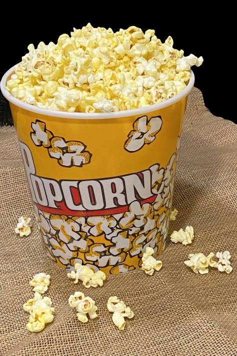 Finally, a movie theater popcorn recipe that delivers popcorn equal to what you get at the movies. The secret is in the ingredients! Essen, Kettle Corn Recipe, Movie Theater Snacks, Theater Popcorn, Movie Theater Popcorn, Sweet Popcorn, Movie Popcorn, Movie Snacks, Microwave Popcorn