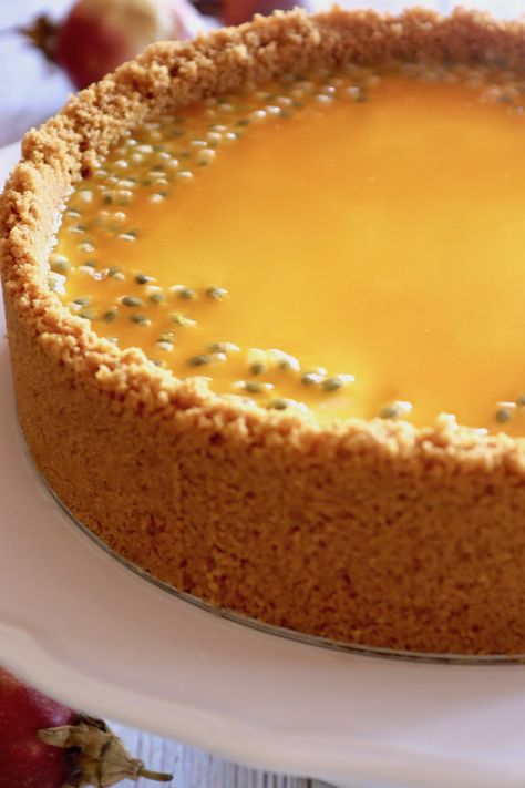 Best Cheesecake Crust, Passion Fruit Cheesecake No Bake, Passion Fruit Cheesecake Recipe, Passion Fruit Dessert Ideas, Granadilla Cheesecake, Passionfruit Dessert, Guava Desserts, Unique Cheesecake, Passion Fruit Cheesecake