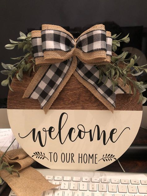 Welcome Lettering, Home Door Hanger, Uncle Sam Hat, Door Hangers Diy, Idee Cricut, Door Signs Diy, Wood Wreath, Porte Decorate, Wooden Wreaths