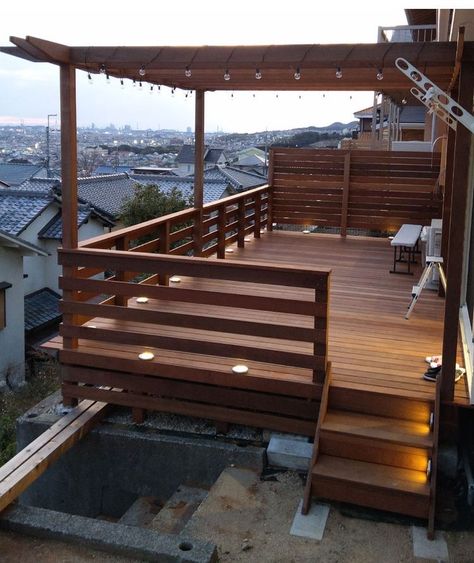 Contemporary Deck Railing, Deck Styling Outdoor, Backyard Lights Ideas, Backyard Lights, Small Backyard Decks, Wood Aesthetic, Patio Railing, Wooden Patio, Deck Railing Design