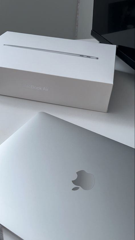 New Macbook Air Aesthetic, Macbook Air 15 Aesthetic, Mack Book Air Aesthetic, Silver Macbook Pro, Mac Air Aesthetic, Mac Book Air Silver, Macbook Air M2 Silver, Macbook Air M1 Silver, Macbook Air M1 Aesthetic