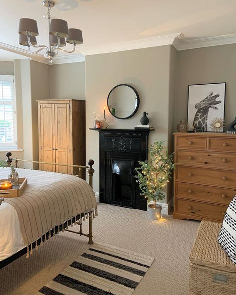 Greige bedroom interior Hardwick White, Farrow And Ball Bedroom, Victorian Bedroom, Bedroom Wall Colors, Farrow And Ball, Cottage Bedroom, Bedroom Renovation, Redecorate Bedroom, Interior Modern