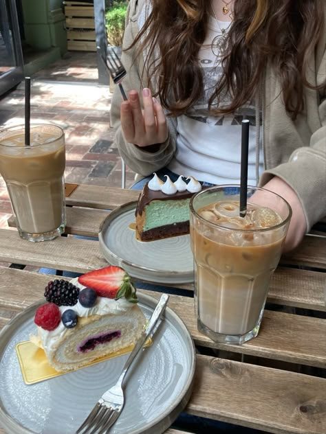 Friends At A Cafe, Cafe Date With Friends, Cafe Pics Aesthetic, Cute Cafe Date, Cafe Date Aesthetic, Iced Coffee Date, Cafe With Friends, Coffee Date Aesthetic, Coffee Date With Friends