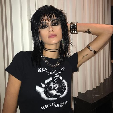 Mik on Instagram: “@joanjett inspired makeup on @kaiagerber last night for the @casamigos Halloween party! Hair by @peter.savic 🖤 @opusbeauty” 80s Rock Costume Women, Rock Costume Women, 80s Rock Costume, 80s Rock Makeup, Punk Rock Makeup, Punk Rock Costume, 80s Rock Hair, Goth Halloween Costume, Punk Rock Hair