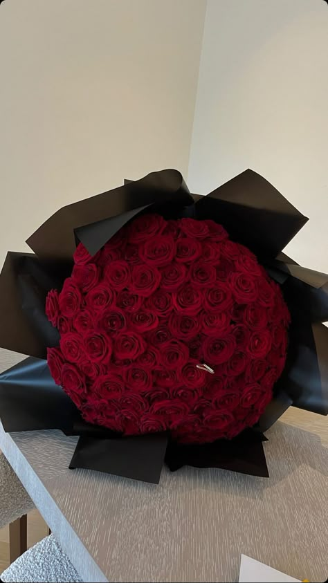 Red Rose Bouquet Aesthetic, Big Rose Bouquet, Rose Bouquet Aesthetic, Received Flowers, Roses Bouquet Gift, Roses Luxury, Luxury Bouquet, Luxury Flower Bouquets, Red Bouquet