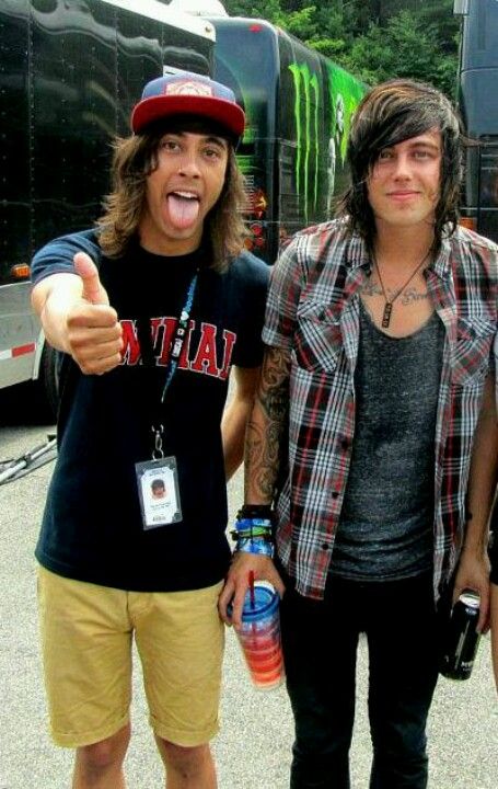 Vic Fuentes & Kellin Quinn<3; love them. Love the monster bus in the background XD Pierce The Veil, Sleeping With Sirens, Vic Fuentes, Black Veil Brides, Kellin Quinn, Falling In Reverse, Love Band, Of Mice And Men, I'm With The Band