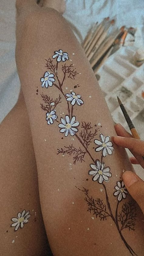 Body Paintings Female Aesthetic, Things To Paint On Legs Easy, Drawing On Skin Aesthetic, Paint On Body Aesthetic, Leg Drawing Ideas, Leg Art Ideas, Flower Body Painting, Arm Paint Ideas Body Art, Things To Paint On Your Leg