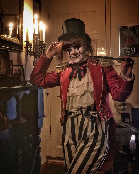 Ringmaster Costume, Halloween 2018. Customised vintage livery jacket and vintage top hat. Dark Ringmaster Costume, Halloween Ringmaster, Spooky Circus Costumes, Ringmaster Clown, Creepy Ringmaster Costume, Creepy Ringmaster, Circus Ringmaster Costume, Evil Circus, Circus Ringmaster