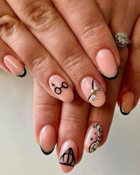 Harry Potter Nails Designs Easy, Harry Potter Nails Short, Harry Potter Nails Simple, Easy Harry Potter Nails, Universal Nail Designs, Subtle Harry Potter Nails, Harry Potter Gel Nails, Cute Harry Potter Nails, Universal Studio Nails