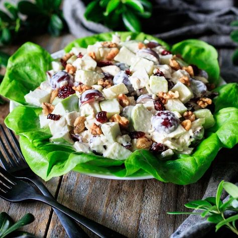 Waldorf Salad with Turkey: a healthy recipe that has tart apples, sweet grapes, creamy mayo, crunchy walnuts, and dried cranberries. Use up your leftover turkey to make this classic salad with a simple dressing. Serve with lettuce for a light supper, or make into a sandwich for an easy lunch; either way, it's sure to please. | savortheflavour.com #savortheflavour #waldorfsalad #leftoverturkey Waldorf Salad Recipe, Seared Chicken Breast, Thanksgiving Turkey Leftovers, Waldorf Salad, Classic Salad, Simple Dressing, Easy Chicken Breast, Leftover Turkey Recipes, Vegetarian Salads