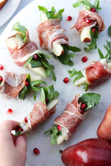 Prosciutto Wrapped Pears, Paleo Appetizer, Cold Party Appetizers, Holiday Appetizers Christmas, Cold Finger Foods, Whole 30 Snacks, Prosciutto Wrapped, No Cook Appetizers, Fingerfood Party