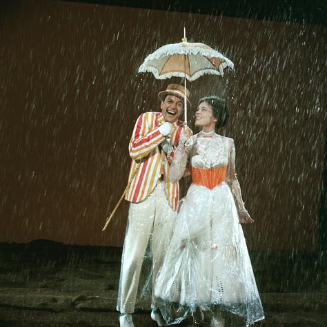 Magical Umbrella, Julie Andrews Mary Poppins, Backstage Disney, Mary Poppins And Bert, Mary Poppins Movie, Mary Poppins 1964, Action Films, Septième Art, Julie Andrews