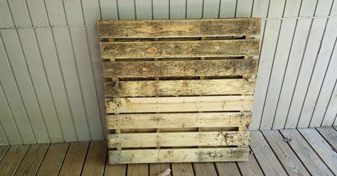 I wanted a family sign and a garden planter for my side door, so I combined the two ideas to create a fun decoration using upcycled materials. I started with a… How To Make A Pallet Stand Up, Projects Made From Pallets, What To Do With Pallets Ideas, Ideas For Wooden Pallets, Diy Outdoor Privacy Wall Pallet, One Pallet Projects Diy, Decorating Pallets Ideas, Using Pallets On Walls, Single Pallet Ideas