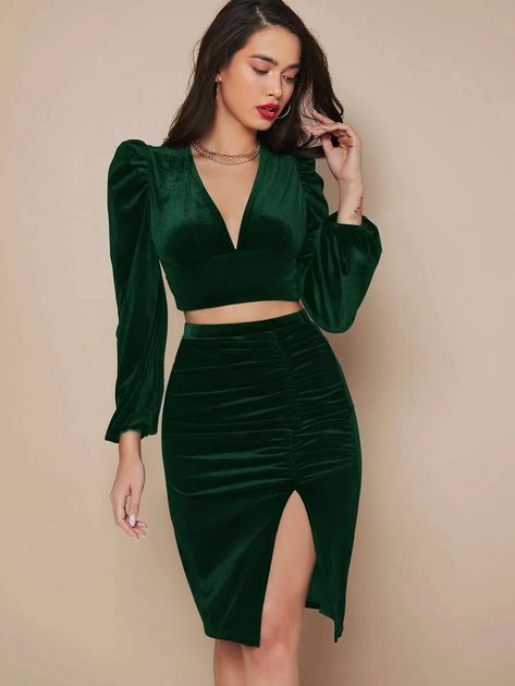 Crop Top Elegante, Bodycon Skirt Outfit, Crop Top Design, Thigh Skirt, Velvet Dress Designs, Slim Fit Crop Top, Crop Top Designs, Rock Outfit, Velvet Crop Top