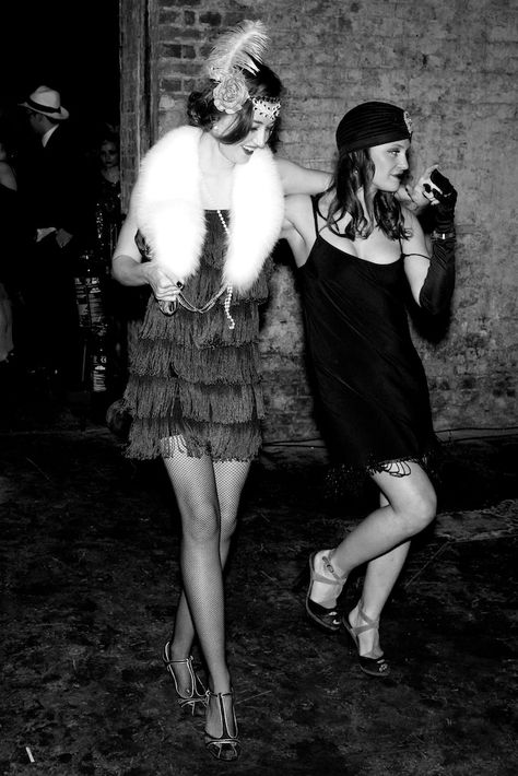 Let's party like it's the Roaring Twenties!!! 20s Aesthetic, Gatsby Party Outfit, Gatsby Outfit, Look Gatsby, Twenties Party, Roaring 20s Fashion, Flapper Girls, 20s Party, Roaring 20s Party