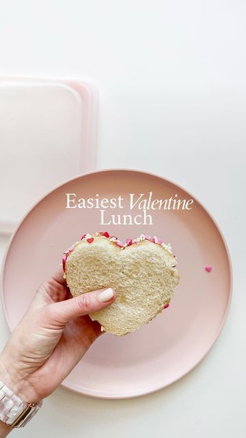 Kids Valentine Lunch, Valentines Lunch Box Ideas, Kids Valentines Lunch, Toddler Valentines Food, Valentines Toddler Meals, Toddler Valentine Snacks, Valentines Bento Box Ideas, Valentine Sandwiches, Valentines Day School Lunch For Kids