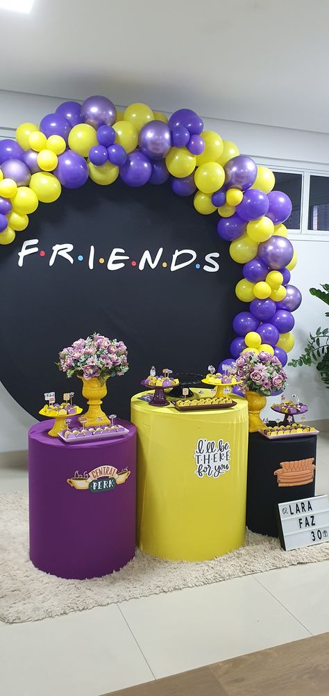 Friends Themed Balloon Arch, Friends Graduation Party Theme, Friends Themed Graduation Party, High School Graduation Party Themes, Themed Graduation Party, Birthday Gift Picture, Friends Birthday Cake, Friend Graduation, Graduation Party Planning