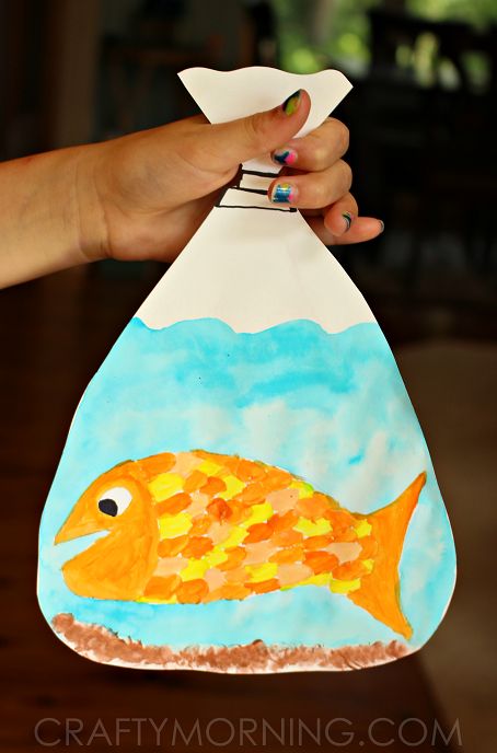 Goldfish in a Bag Painting (Kids Craft) - Crafty Morning Goldfish In A Bag, Diy With Kids, Classe D'art, Kids Painting Crafts, Bag Craft, Ocean Crafts, Daycare Crafts, Kindergarten Art, Family Crafts