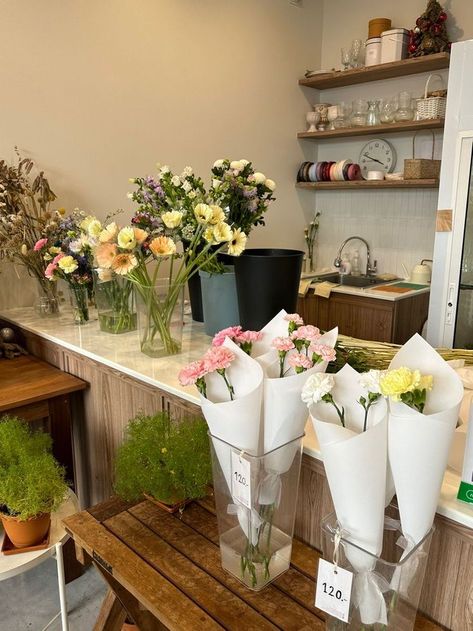 French Flower Market, Flower Shop Aesthetic, Florist Aesthetic, Julian Lopez, Flower Shop Decor, Flower Cafe, Flower Shop Design, Lauren Asher, Floral Business