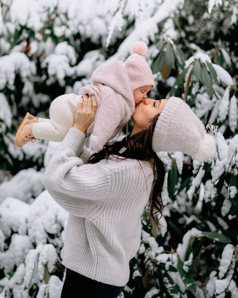 Winter One Photo Shoot, Snow Pictures With Baby, Winter Family Shoot Outfits, Winter Mom And Daughter Photos, Baby Under Tree Picture, Family Winter Photoshoot Ideas, Outside Christmas Photoshoot Family, Christmas Family Photoshoot With Newborn, Winter Mommy And Me Pictures