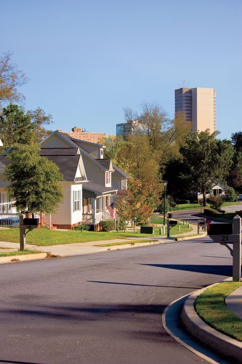 American Cities To Visit, Suburban Neighborhood Aesthetic, Houses In Usa, Neighborhood Aesthetic, Diy Garden Bench, America House, American Neighborhood, Flower Gardening Ideas, Neighborhood Street