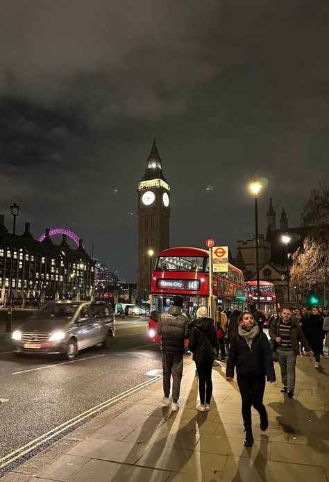 London Walks Aesthetic, Night Vibes London, England Night Aesthetic, Living In London Aesthetic Night, London In Night, London Club Aesthetic, Central London At Night, Studying In London, London At Night Aesthetic