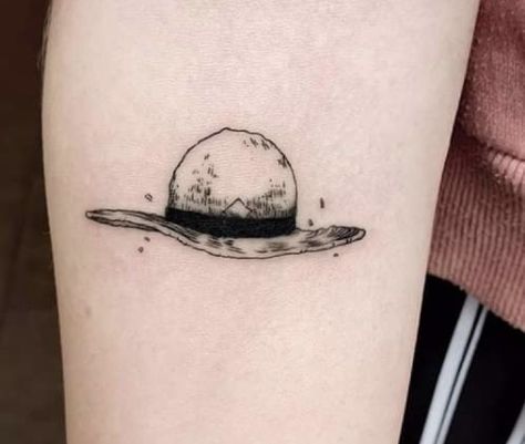 Straw Hat Tattoo, One Piece Tattoo Minimalist, Bioshock Tattoo, Hat Tattoo, Tatuagem Masculina Pequena, Geometric Sleeve Tattoo, One Piece Tattoos, Muster Tattoos, Pieces Tattoo