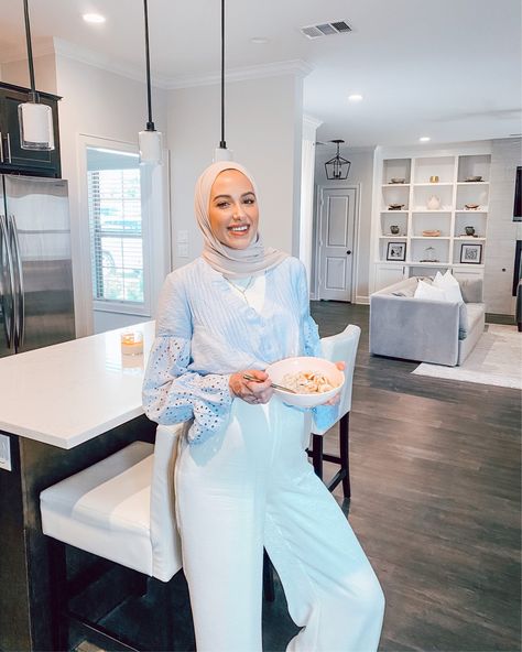 Leena Snoubar, Modest Classy Outfits, Shirt Over Dress, Bowl Of Oatmeal, Lace Summer Tops, Muslim Outfits Casual, Tall Fashion, Muslim Outfits, Stomach Pain