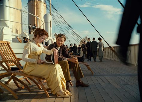 Rose looking at Jack's drawings on the deck of Titanic. Titanic Poster, Romeo Ve Juliet, Leo And Kate, Billy Zane, Jack Dawson, Young Leonardo Dicaprio, Fritz Lang, Titanic Movie, Septième Art