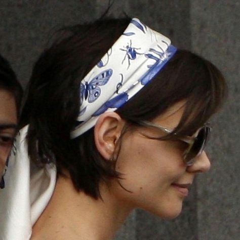 Headscarf + angled bob = cute Hairstyles Bandana, Bandana Hairstyles Short, How To Wear Headbands, Headbands For Short Hair, Head Scarfs, Peinados Fáciles Para Cabello Corto, Bandana Hairstyles, 짧은 머리, Katie Holmes