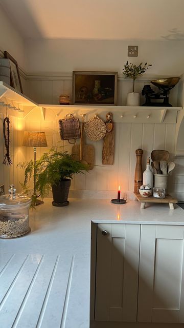 Vintage Clean Apartment, Cosy Cottage Aesthetic, Small Colourful Kitchen, Clean Cottagecore Aesthetic, Cosy Kitchen Aesthetic, Cosy Kitchen Ideas, Small Country Kitchen Ideas, Kitchen Aesthetic Vintage, Clean Kitchen Aesthetic