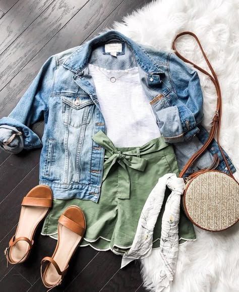 Summer Outfit Ideas For Fashion Girls That Wear Only Flats Outfit Flatlay, Cooler Style, Outfit Trends, Hiking Outfit, Green Shorts, Mode Vintage, Fashion Mode, Looks Vintage, Spring Summer Outfits