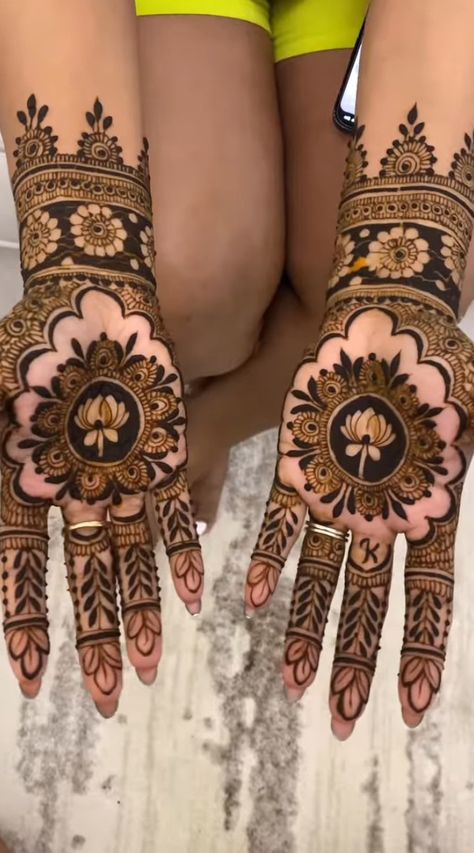 Cross Mehendi Designs, Gorgeous Mehedi Degins, Hindu Bride Mehandi Designs, Amazing Mehndi Designs, Mehandi Designs Asthethic, Mhndi Dsgns Unique Front Hand Simple, Mehndi Tikki Design Easy, Mehendi Night Outfit, Mehndi Designs Patches