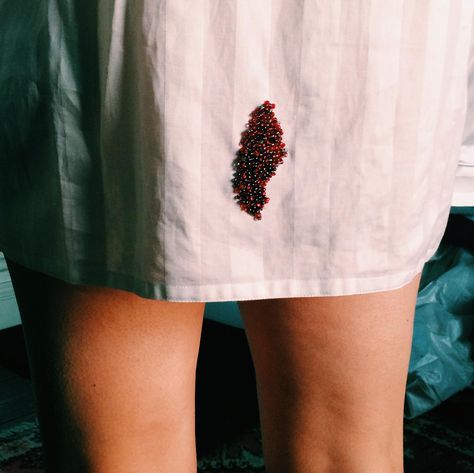 Twenty-two-year-old Lili Murphy-Johnson creates bejeweled maxi pads and menstrual stains to celebrate your monthly bleed. Menstruation Art, Maxi Pads, Maxi Pad, Graphic Tee Design, A Level Art, Themed Jewelry, Read News, Fine Fabric, Dainty Jewelry