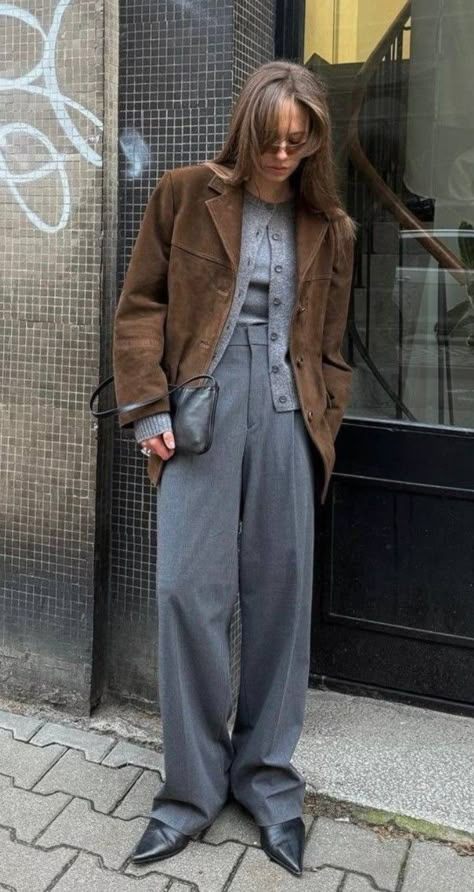 All Brown Outfit Women, Jacket Style Woman, Grey On Grey Outfit, Cool Office Outfits Women, Brown And Grey Outfit, Grey And Brown Outfit, Brown Fashion Style, Grey Outfit Ideas, Pants Winter Outfit