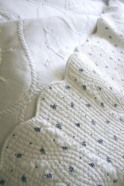 Light Blue Farmhouse Bedding, Blue Quilts Ideas Bedroom, Light Blue Cottage Bedroom, Blue Country Bedroom, Bedding Light Blue, Light Blue Quilt, White Bedding Ideas, Blue Quilt Bedding, Blue And White Bedrooms