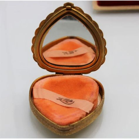 vintage compact Vintage Compact Makeup, Vintage Makeup Compact, Vintage Makeup 1920s, 1950’s Aesthetic, Antique Makeup, Vintage Compact Mirror, Moodboard Pics, 50s Makeup, Vintage Trinkets