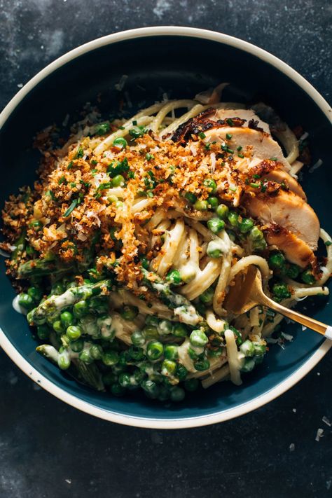 Garlic Cream Bucatini with Peas and Asparagus! This truly is a wonderful springy gem! Bucatini noodles in a garlic-infused creamy sauce and twirled around buttery bits of asparagus and peas. SO GOOD! #bucatini #springpasta #vegetablepasta Asparagus And Peas, Spring Pasta Recipes, Foley Sound, Fun Pasta, Spring Pasta, Best Pasta Dishes, Vegetable Pasta, Asparagus Recipe, Creamy Sauce