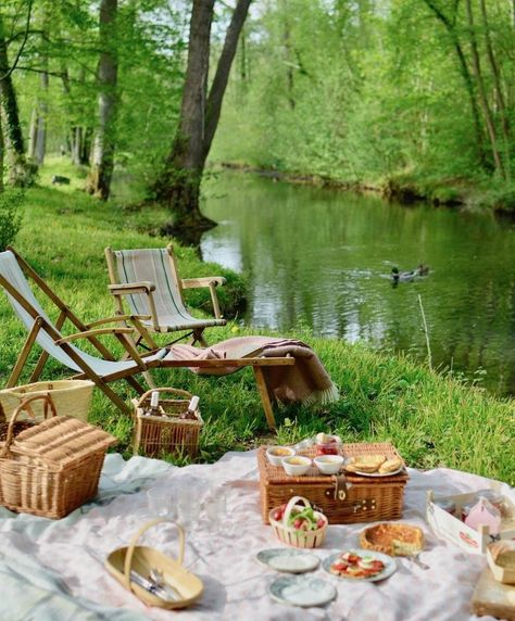 Riverside picnic shared by koffee on We Heart It My French Country Home, Picnic Inspiration, French Country Home, Fairytale Cottage, Picnic Date, Perfect Picnic, Picnic Time, French Country House, A Picnic