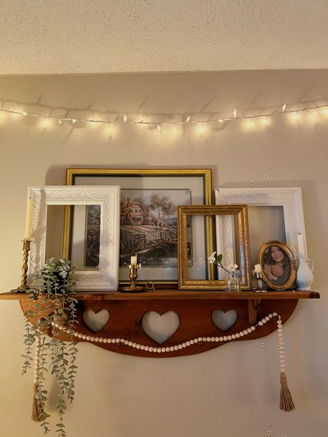 Cottage core, cottagecore, cottage, cozy, fake plants, shelf idea, shelves, floating shelf, vintage, candles, brass candle, candleholder, candleholders, picture, tapered candle, taper, heart shelf, lamp shade, cozy lamp, mushroom lamp, summer, fall, decor, vintage decore Wall Shelf Aesthetic Decor, Shelf Floor Lamp Decor, Vintage Above Cabinet Decor, Vintage Heart Shelves, Vintage Romantic House Decor, Floating Shelves Inspo Bedroom, Vintage Wall Display, Corner Shelf Ideas Living Room Decor, Heart Shelf Decor