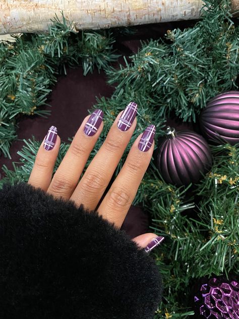 Plaid Christmas Nails, Plaid Nail Designs, Plaid Nail Art, Football Nails, Christmas Nail Art Ideas, Bee Nails, Red Nails Glitter, Holiday Nails Winter, Festive Nail Art